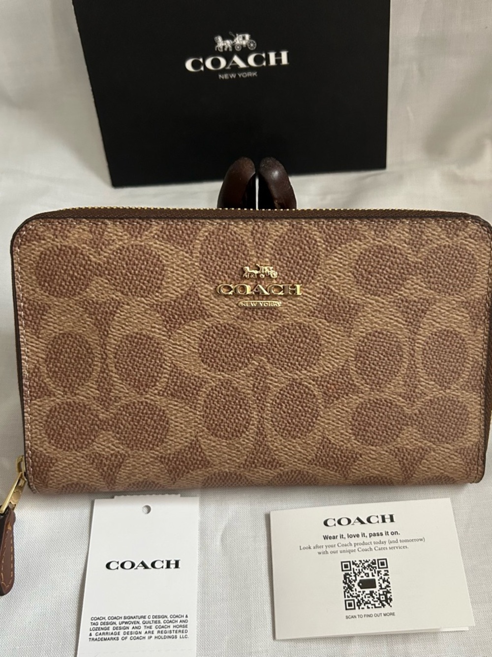 Coach Signature Canvas Medium zip around ID wallet Brown
Authentic